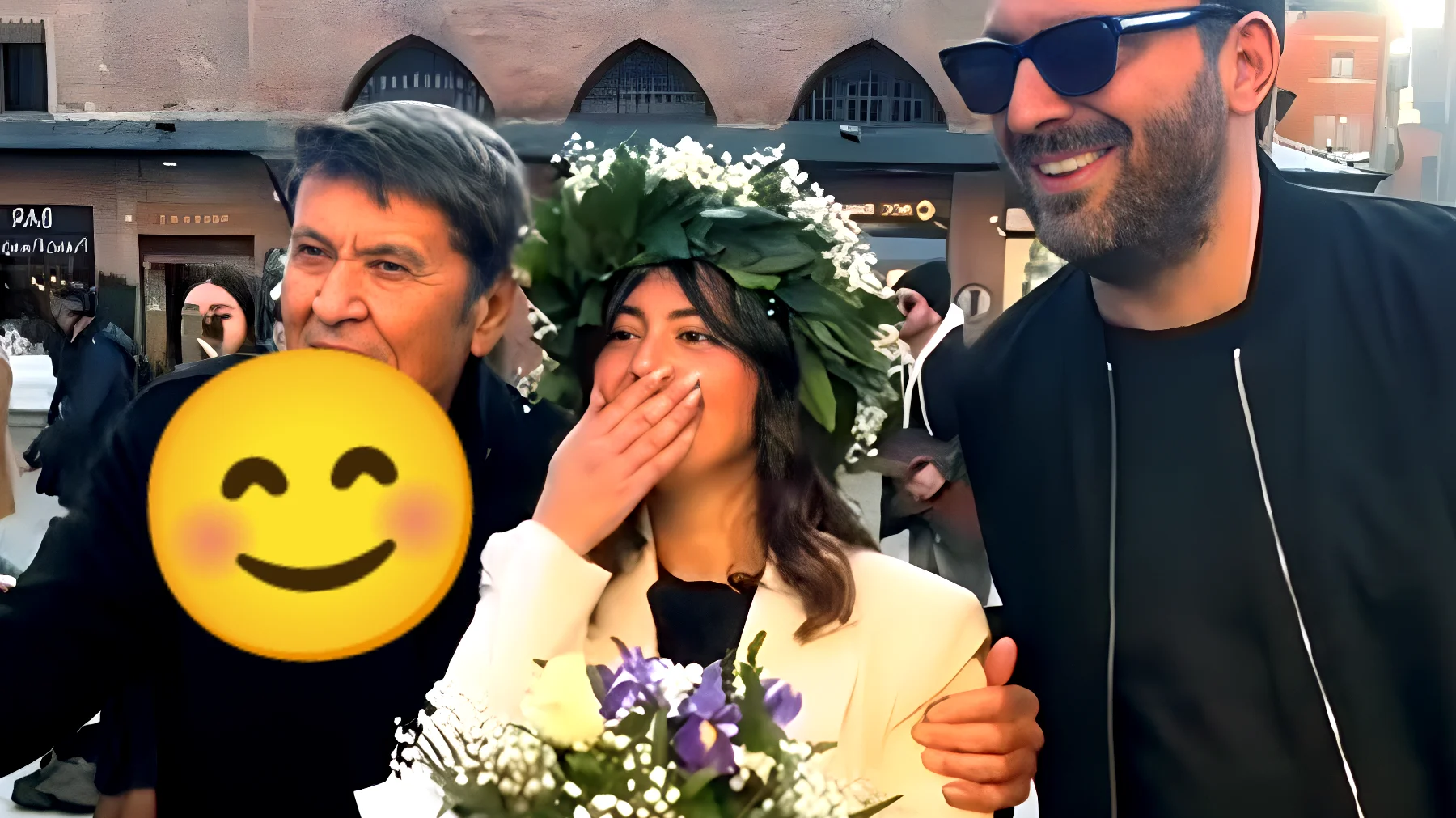 Cremonini e Morandi fanno impazzire Bologna: intercettano una neolaureata, il video diventa virale